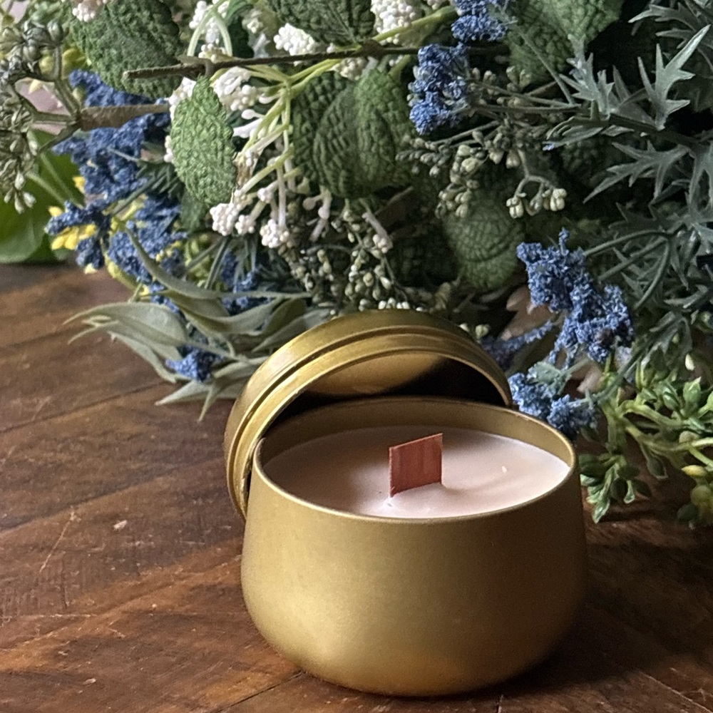 **Closeout SALE!!!** Luxurious Gold Candle ( Scent-Beach Bum )  with Wooden Wick